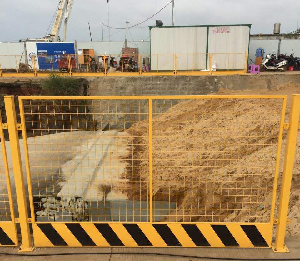 臨邊基坑防護(hù)欄.jpg