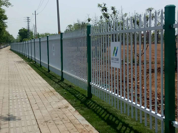 鋅鋼護(hù)欄.jpg