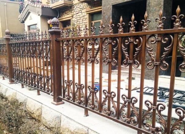 南京鋁藝護欄多少錢一米？使用哪種材料比較好？(圖1)